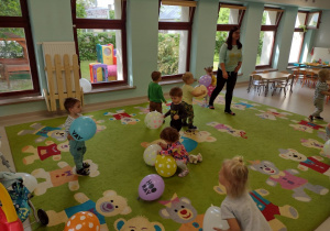"Baloniada" - dzieci w trakcie zabaw ruchowych przy wykorzystaniu kolorowych balonów.